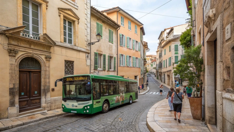 Bus vert du réseau Sillages circulant dans le centre historique de Grasse