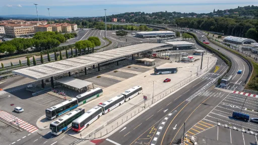 Vue aérienne du pôle intermodal de Grasse avec plusieurs bus stationnés