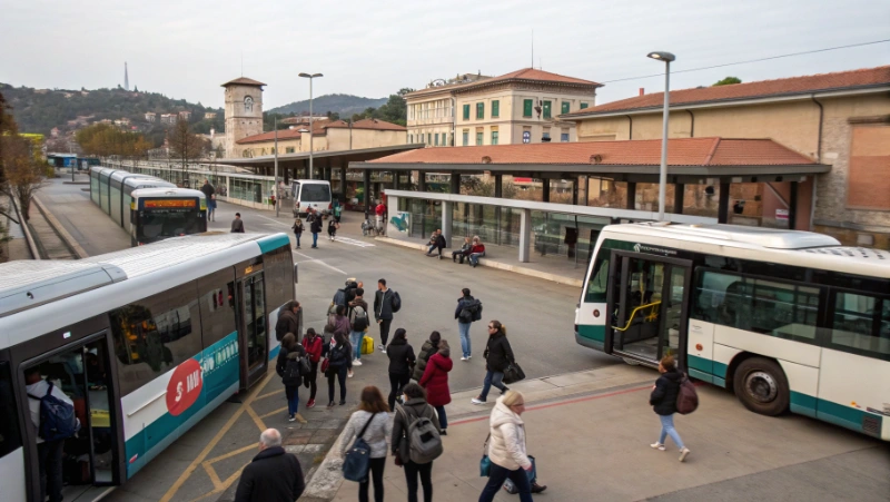 Pôle d'échange intermodal à la gare de Grasse avec bus et voyageurs